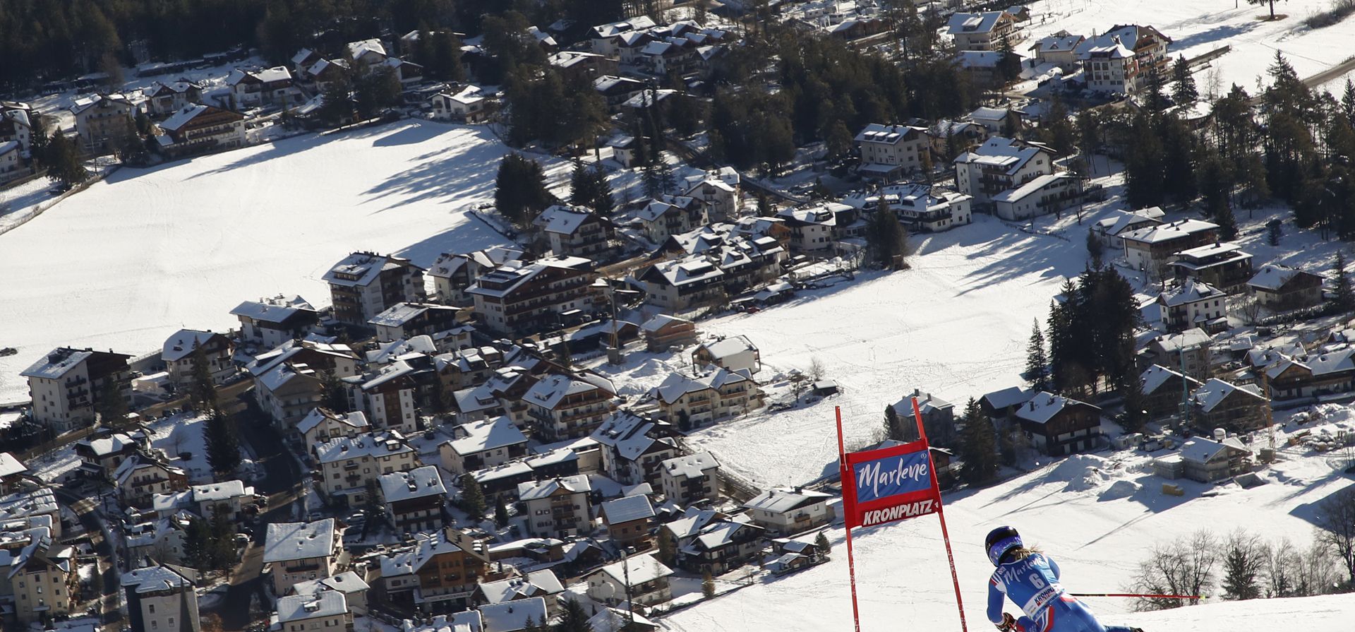 La francesa Tessa Worley acelera durante la primera carrera de esquí alpino, el eslalon gigante femenino de la Copa Mundial, en Kronplatz, Italia, el martes 25 de enero de 2022.