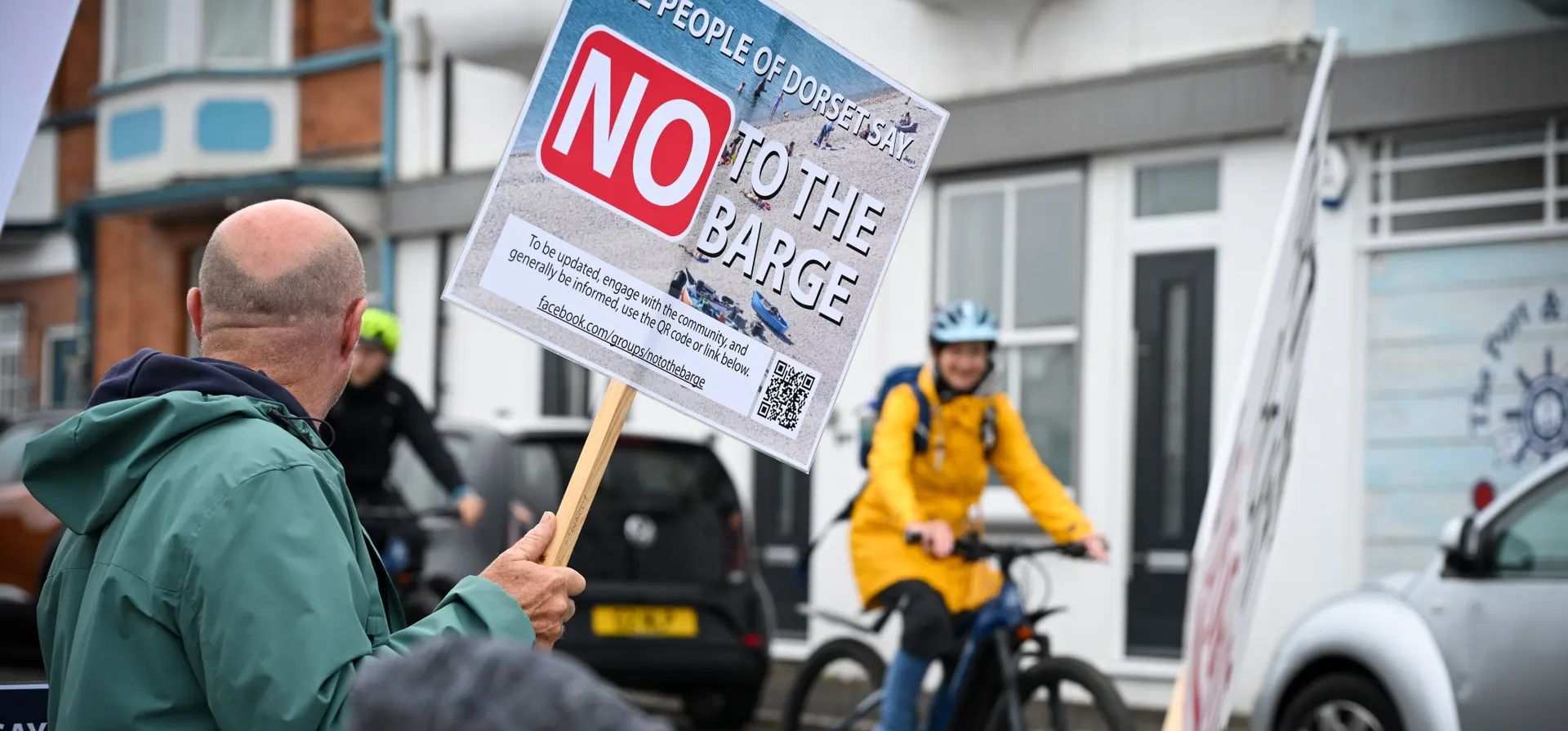 Dorset, Reino Unido. Manifestantes contra la barcaza de inmigración Bibby Stockholm se ven fuera del puerto de Portland. Fotografía: Finnbarr Webster/Getty Images Dorset, Reino Unido. Manifestantes contra la barcaza de inmigración Bibby Stockholm se ven fuera del puerto de Portland. Fotografía: Finnbarr Webster/Getty Images