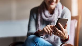 La alfabetización digital de adultos mayores reduce la brecha generacional, brinda autonomía y favorece la interacción social.