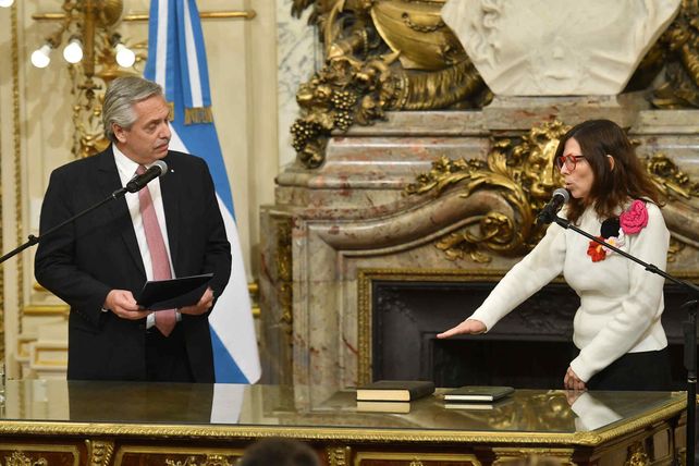 En Casa Rosada, asume Silvina Batakis. Momento de la jura ante el presidente de la República, Alberto Fernández. 