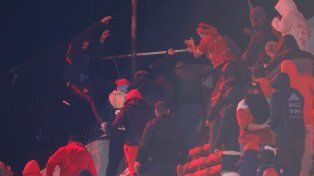 Los barras de Independiente contra los hinchas del equipo chileno.