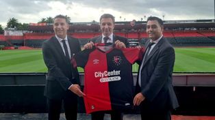 El presidente de Newells, Ignacio Astore, muestra la camiseta con el nuevo sponsor para la camiseta: City Center Online.&nbsp;