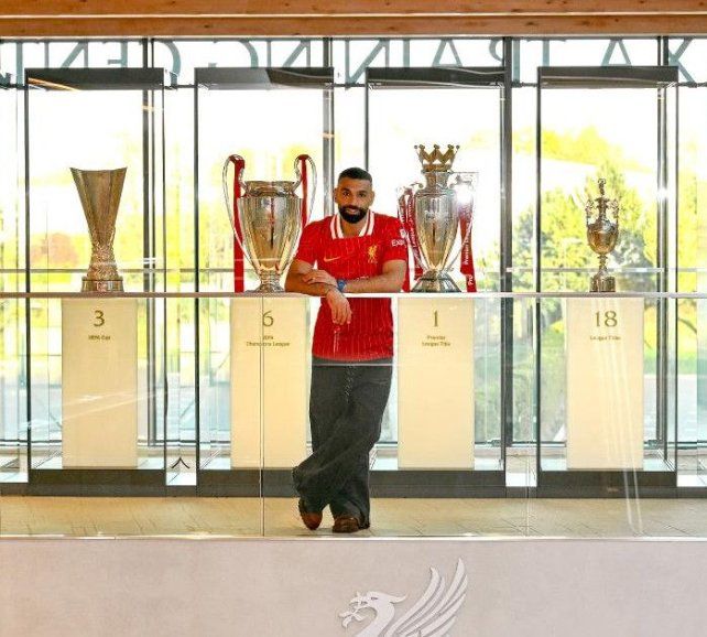 El delantero Mohamed Salah renovó su contrato por dos temporadas con Liverpool.