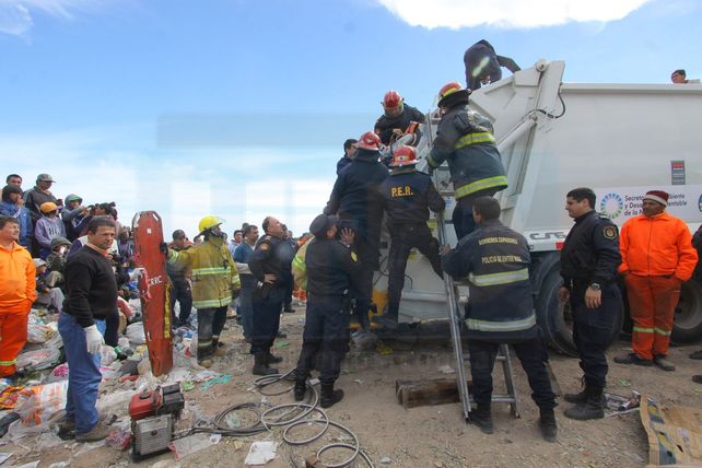 Un chico que dormía en el Volcadero fue pisado por un camión recolector