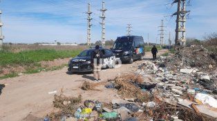 En un zanjón del barrio San Cayetano, en Sauce Viejo, se encontró el cadáver de un hombre joven con signos de haber sido asesinado.
