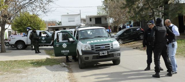 A primera hora de hoy unos 150 efectivos policiales desembarcaron en barrio Las Flores
