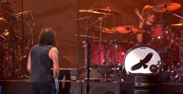 Dave Grohl mira a Oliver Hawkins