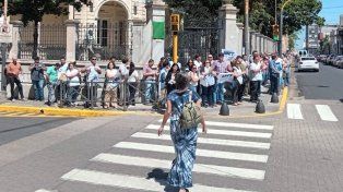 Escuelas técnicas en alerta por recortes: hubo un abrazo simbólico en Paraná