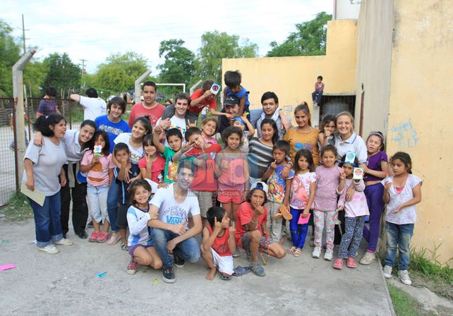 Sonrisas generosas. Comparten un espacio para que los niños transiten felices su infancia. Foto UNO/Diego Arias