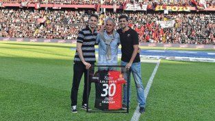 El Doctor Eduardo Lalo Vega fue reconocido por la dirigencia de Colón, en la previa del cotejo ante River.