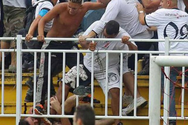 Violencia en el fútbol: una pelea entre hinchas en Brasil terminó con un barra muerto
