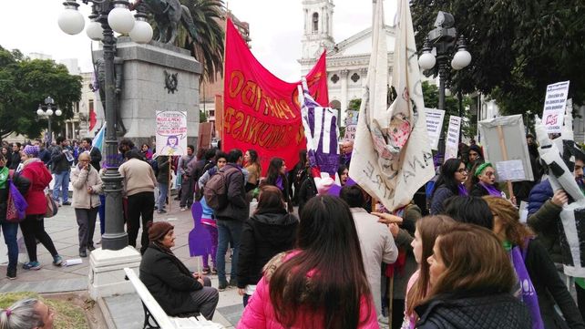 Multitudinaria marcha contra la violencia machista en Paraná