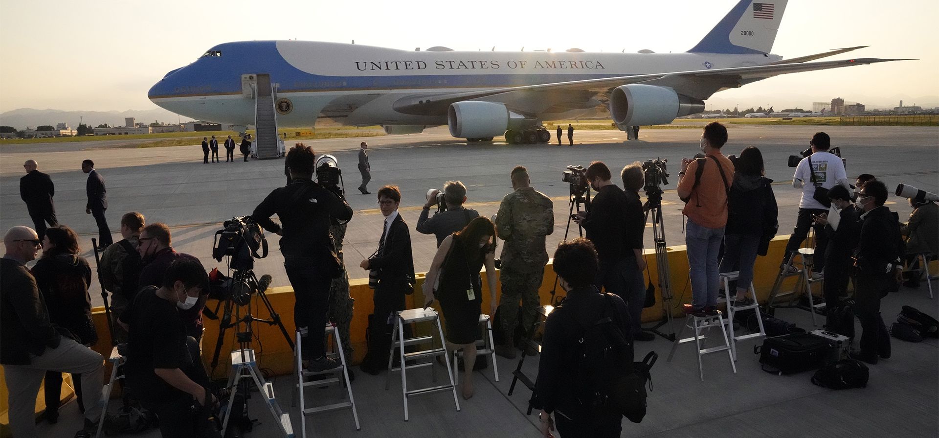 Periodistas esperan a que el presidente de Estados Unidos, Joe Biden, llegue para abordar el Air Force One cuando sale de la base aérea de Yokota en Fussa, Japón, el martes 24 de mayo de 2022.