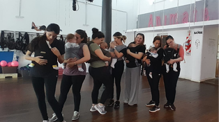 Los movimientos y la música son suaves para que madres y bebés se sientan cómodos