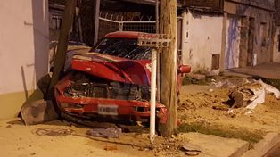 Perdió el control del auto y terminó sobre la vereda