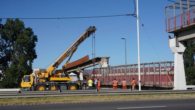 La Agencia Provincial de Seguridad Vial (APSV) retiró el puente peatonal caído en la av. Circunvalación