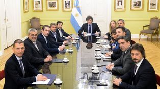 El presidente Javier Milei se reunió ayer en la Casa Rosada con diputados radicales que le dieron aval al veto a la movilidad jubilatoria.