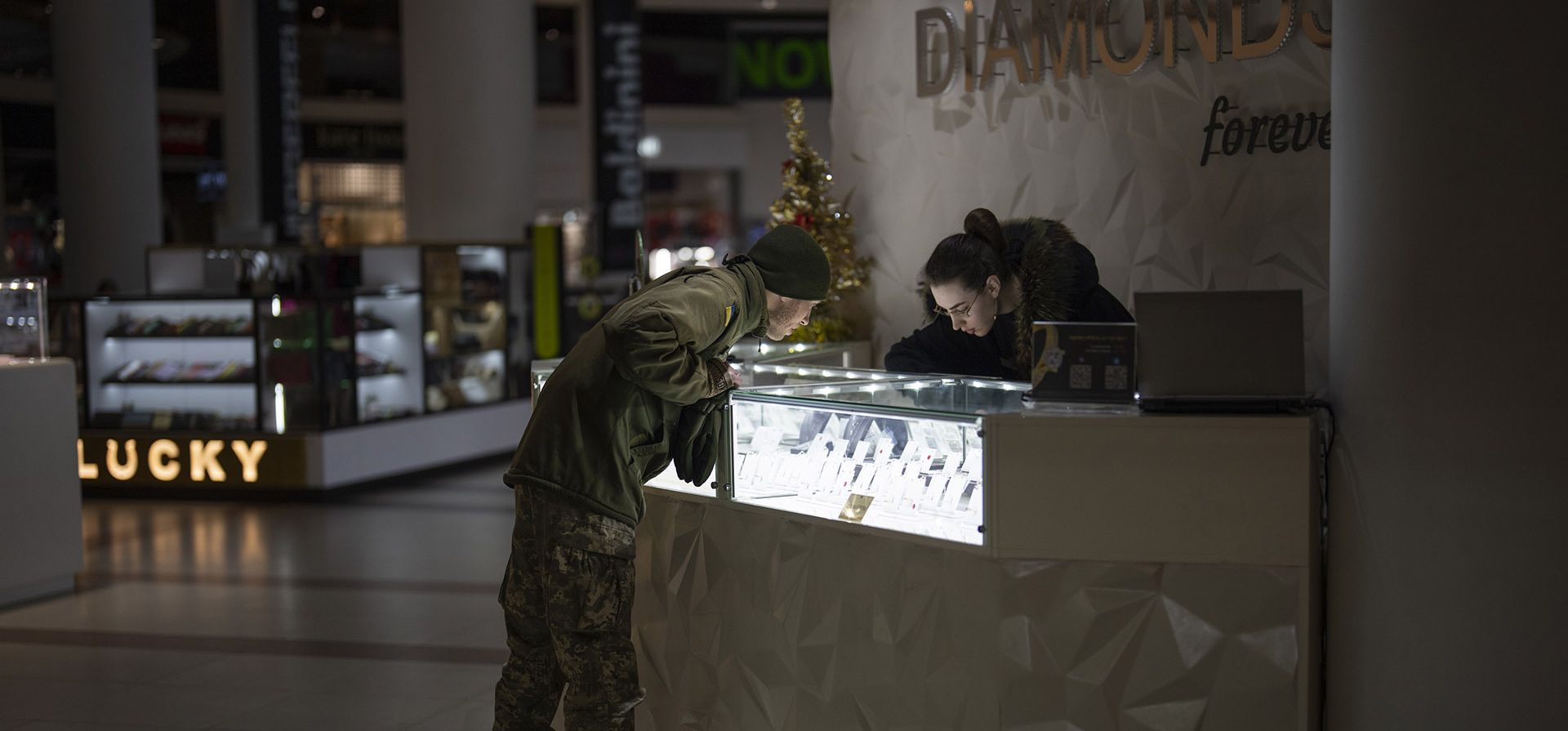 Un militar ucraniano mira joyas en un centro comercial en Kyiv, Ucrania, el lunes 23 de enero de 2023. (Foto AP/Daniel Cole)