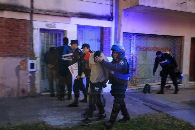 A la Alcaidía. Los tres acusados del violento robo terminaron presos. Foto: Diego Arias