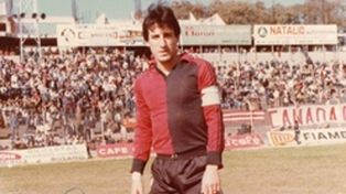 Con la rojinegra. Y la cinta de capitán en el estadio del Parque. De yapa, el autógrafo de Condorito Ramos.