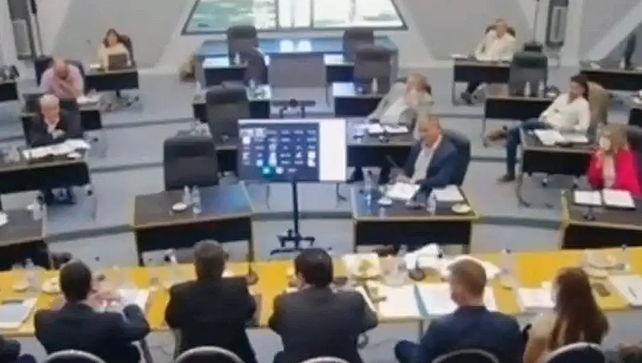 La imagen de la reunión de comisión en la que el ministro reconoció que se inventó un alquiler para que la petrolera estatal no pague Impuesto a las Ganancias.