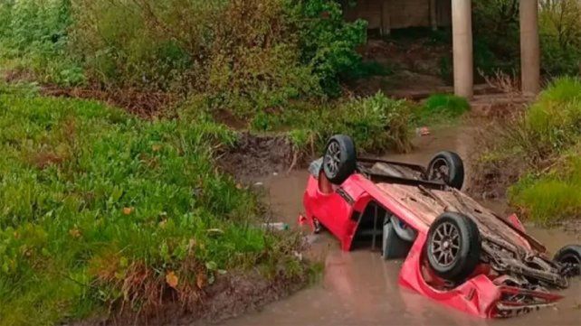 Un auto despistó y cayó a un arroyo en la ruta 39.&nbsp;