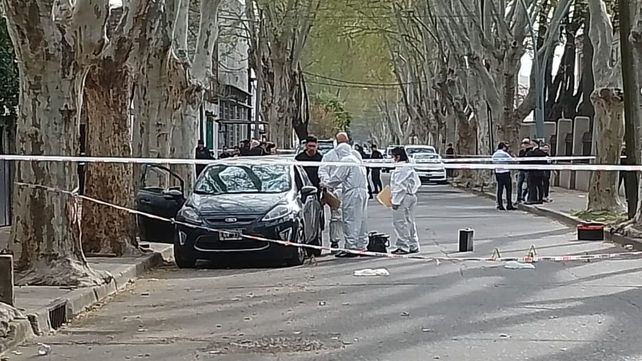 Personal de la AIC realiza las pesquisas luego del crimen del policía frente a la sede de la dependencia policial. 
