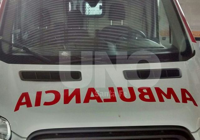 Así quedó el parabrisas de la ambulancia atacada.