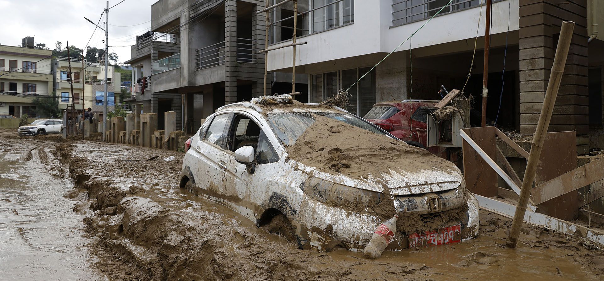 Un automóvil estacionado frente a un edificio se encuentra inundado de barro en Katmandú, Nepal, el lunes 30 de septiembre de 2024, tras una inundación provocada por fuertes lluvias. (Foto AP/Gopen Rai) Un automóvil estacionado frente a un edificio se encuentra inundado de barro en Katmandú, Nepal, el lunes 30 de septiembre de 2024, tras una inundación provocada por fuertes lluvias. (Foto AP/Gopen Rai)