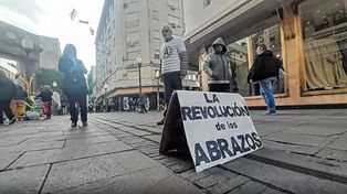 El concejal Saul Perman pasó por Rosario y repartió abrazos.