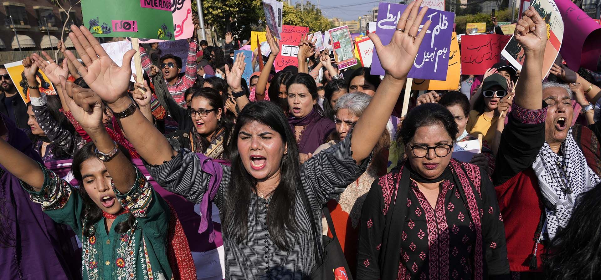 Activistas de una organización feminista socialista "Frente Democrático de Mujeres" corean consignas durante una manifestación para conmemorar el día Internacional de la Mujer, en Lahore, Pakistán, el viernes 8 de marzo de 2024. (Foto AP/K.M. Chaudary) Activistas de una organización feminista socialista "Frente Democrático de Mujeres" corean consignas durante una manifestación para conmemorar el día Internacional de la Mujer, en Lahore, Pakistán, el viernes 8 de marzo de 2024. (Foto AP/K.M. Chaudary)
