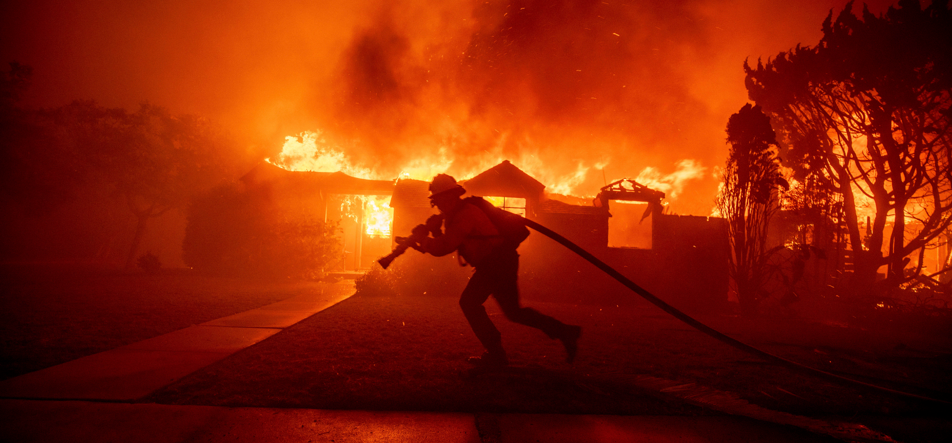 Más de 1400 efectivos combaten los incendios en Los Ángeles.
