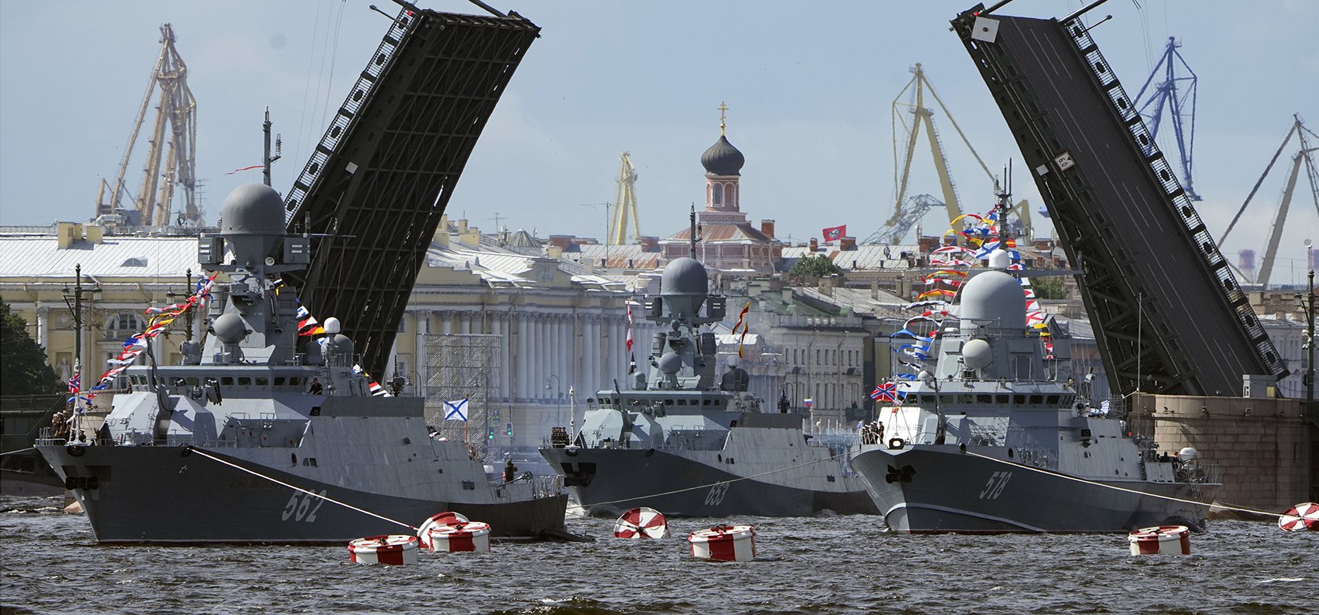 El pequeño buque de misiles "Uglich", en el centro, flota a lo largo del río Neva a través del puente levadizo Dvortsovy mientras otros buques de guerra anclados durante un ensayo del desfile naval en San Petersburgo, Rusia, el miércoles 19 de julio de 2023. (Foto AP/Dmitri Lovetsky) El pequeño buque de misiles "Uglich", en el centro, flota a lo largo del río Neva a través del puente levadizo Dvortsovy mientras otros buques de guerra anclados durante un ensayo del desfile naval en San Petersburgo, Rusia, el miércoles 19 de julio de 2023. (Foto AP/Dmitri Lovetsky)