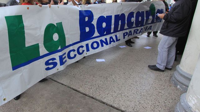 Foto UNO Archivo. Bancarios en la puerta de la Casa de Gobierno.&nbsp;