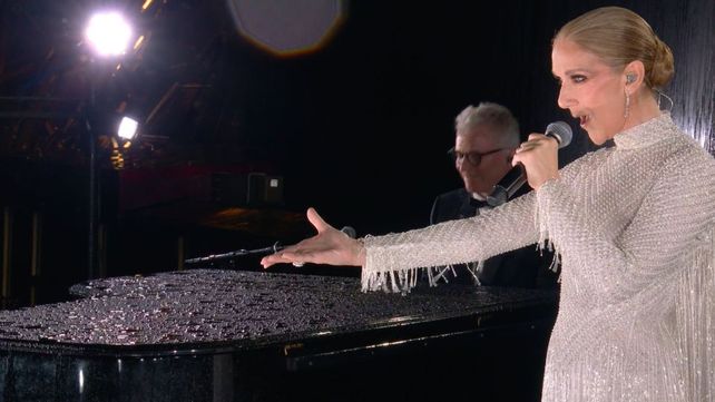 La artista canadiense cantó por primera vez desde que reveló sufrir el síndrome de la persona rígida.