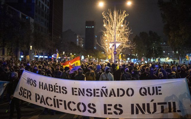 Manifestantes marchan condenando el arresto del artista de rap Pablo Hasél en Barcelona, España. El artista de rap fue encarcelado por elogiar la violencia terrorista e insultar a la monarquía española.