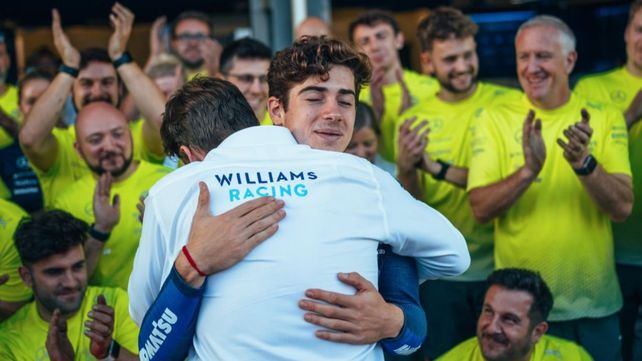 El abrazo sentido del jefe del equipo Williams