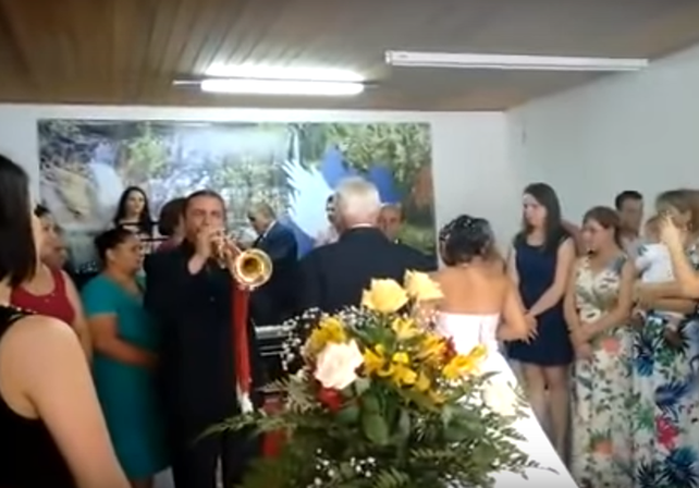 Contrataron a un trompetero barato para su casamiento y mirá lo que pasó