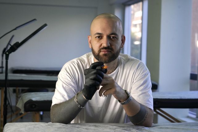 El tatuador hace capacitaciones de hasta 5 horas donde enseña los principios básicos del tatuaje.