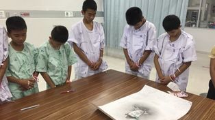 Tailandia: los chicos homenajearon al buzo muerto en el rescate