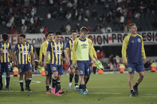 La retirada de cancha de River por parte de los futbolistas canallas fue con la cabeza gacha tras la goleada en contra.