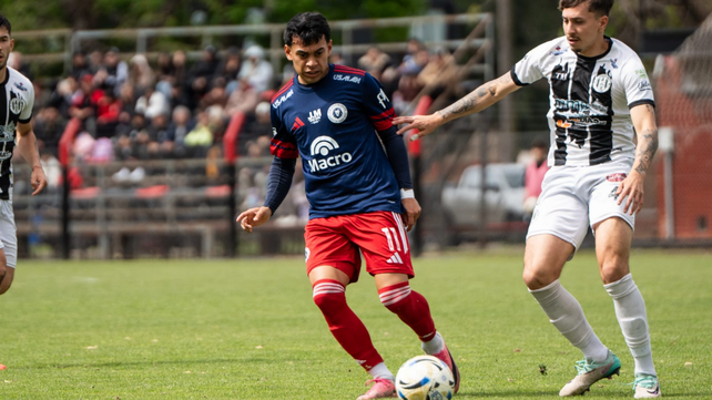 Primera C. Cristian Bonesso maniobra ante el defensor de Fénix. Leones FC&nbsp; iguala 1a 1 en el Griffa