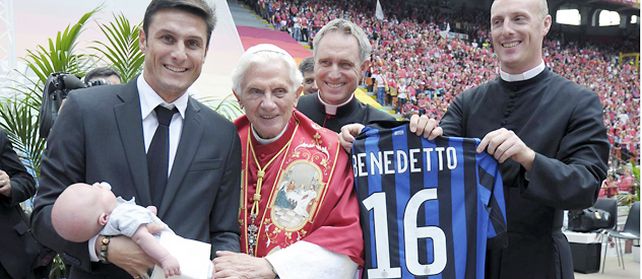 El futbolista argentino junto al máximo pontífice.