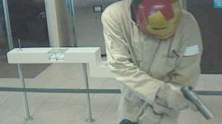 Un ladrón robó un banco con un juguete sexual y una máscara de Iron Man