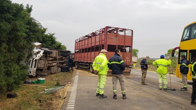 Impactante choque entre dos camiones con carga en la autopista Rosario-Santa Fe