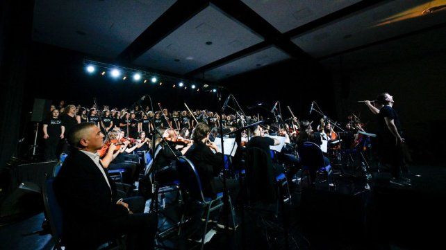 El espectáculo contó con más de 200 artistas en escena