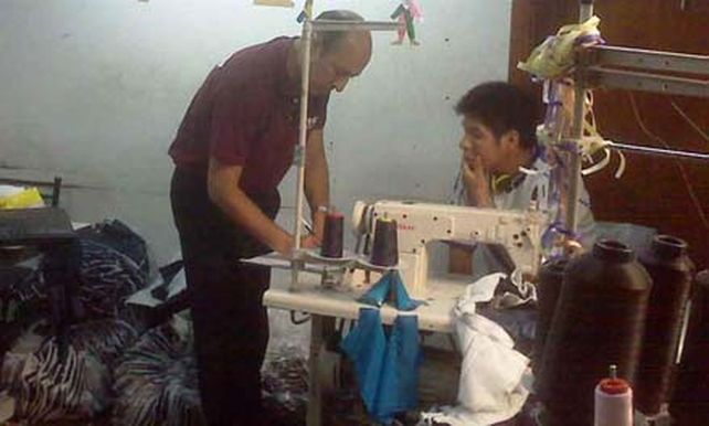 Talleres textiles de marcas reconocidas les cobraban a sus obreros para dormir