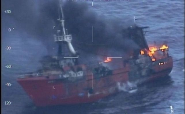 Rescataron a los tripulantes de un pesquero que se incendió cerca de Bahía Blanca