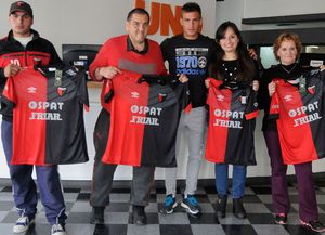 Participaron del sorteo por los 110 años de Colón y se ganaron la camiseta
