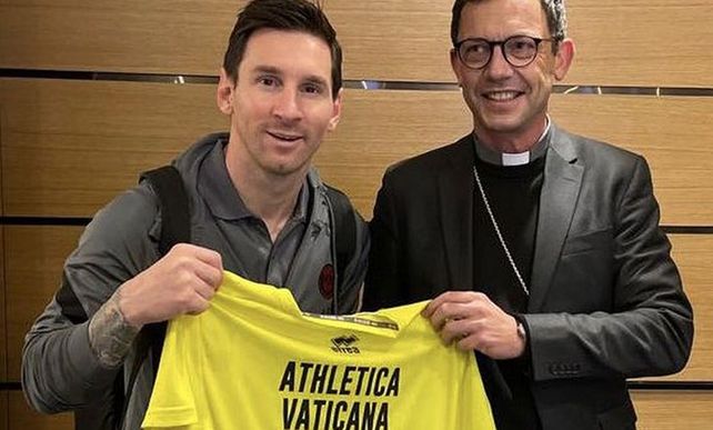 Nueva casaca. La Pulga recibió el obsequio que le envió el Papa Francisco.&nbsp;